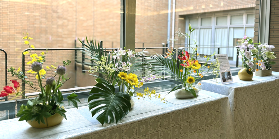 旭高校華道部による生け花展示