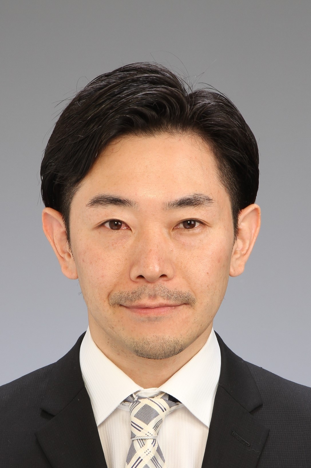 家　研也