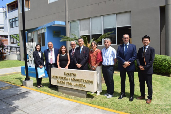 公衆衛生学部の前で