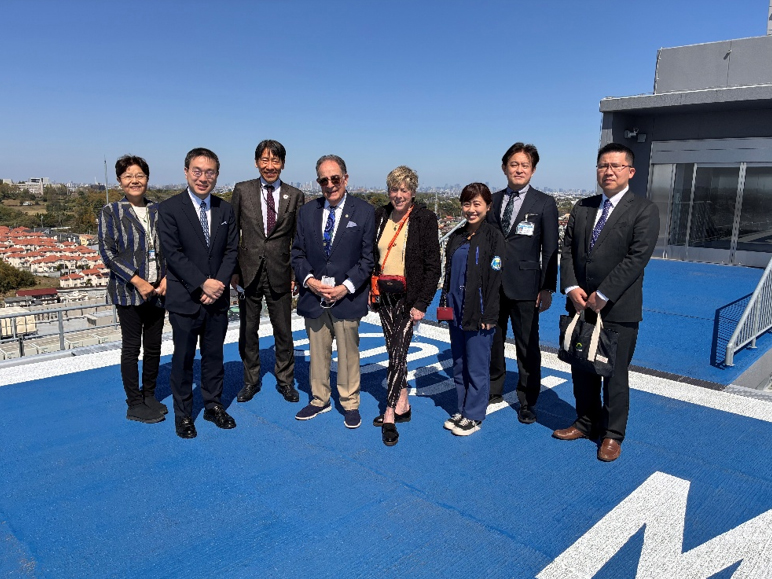 屋上ヘリポートにて、記念撮影