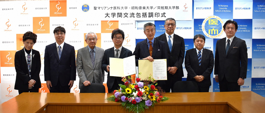 包括協定締結式の様子