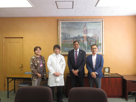 左から、田嶋特任教授(副センター長)、鈴木教授(センター長)、ハリ ディレクター、山本理事