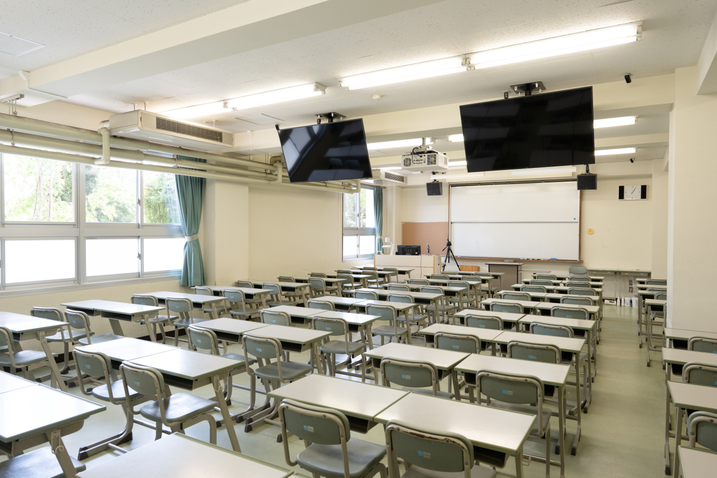 勉学に励む学生