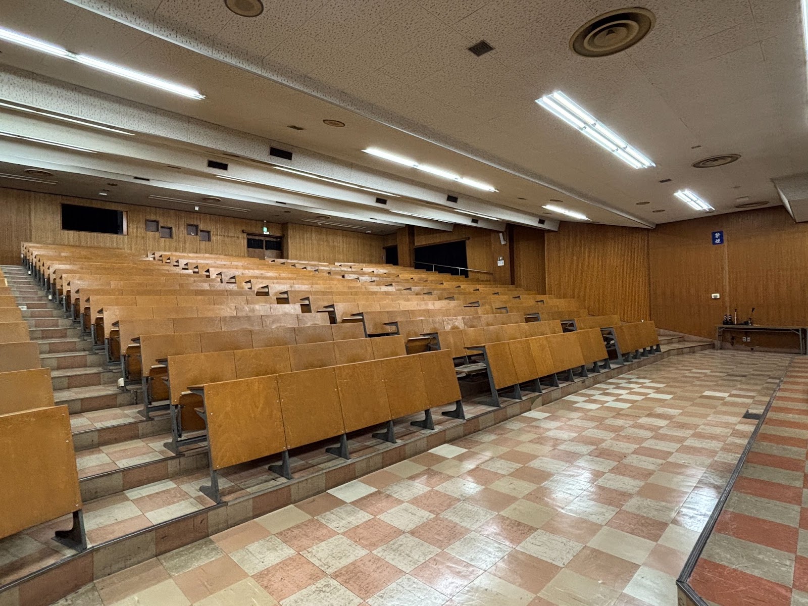 勉学に励む学生