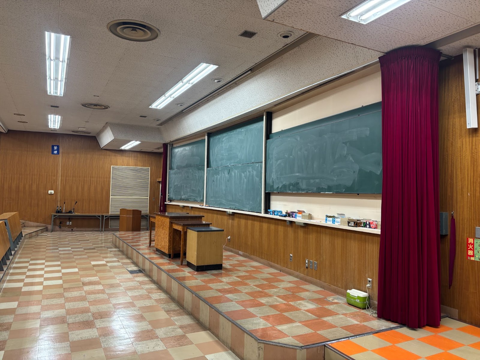 勉学に励む学生