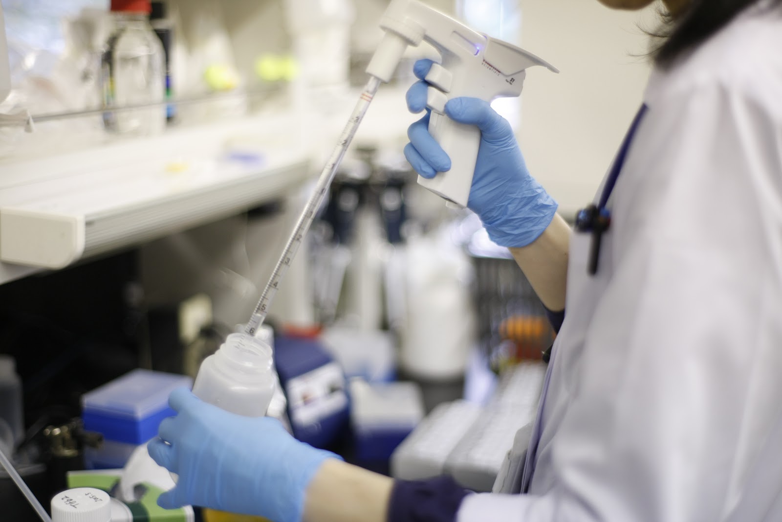 勉学に励む学生