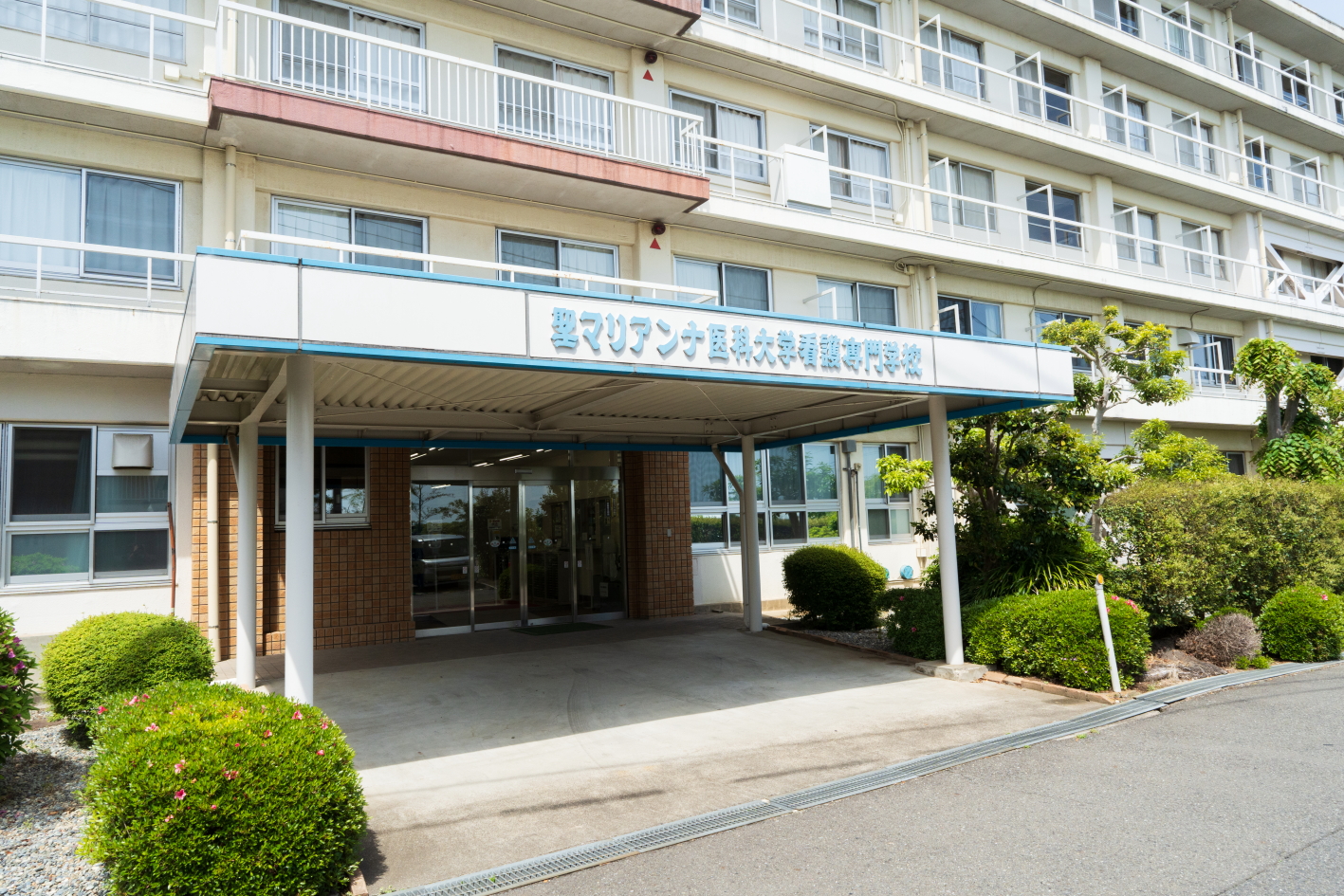 勉学に励む学生