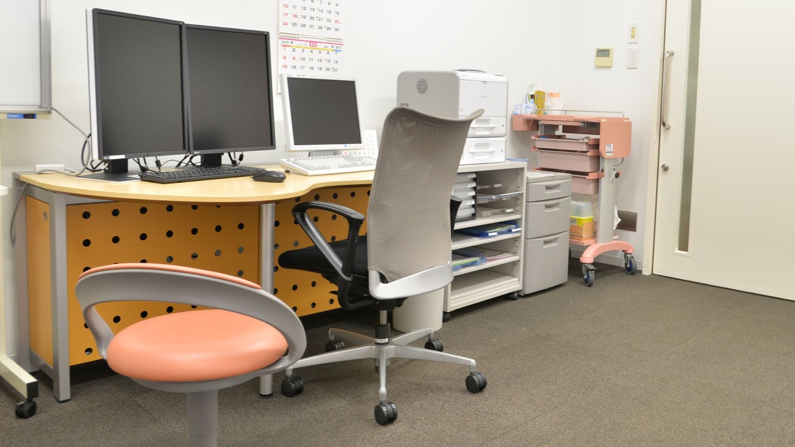 勉学に励む学生